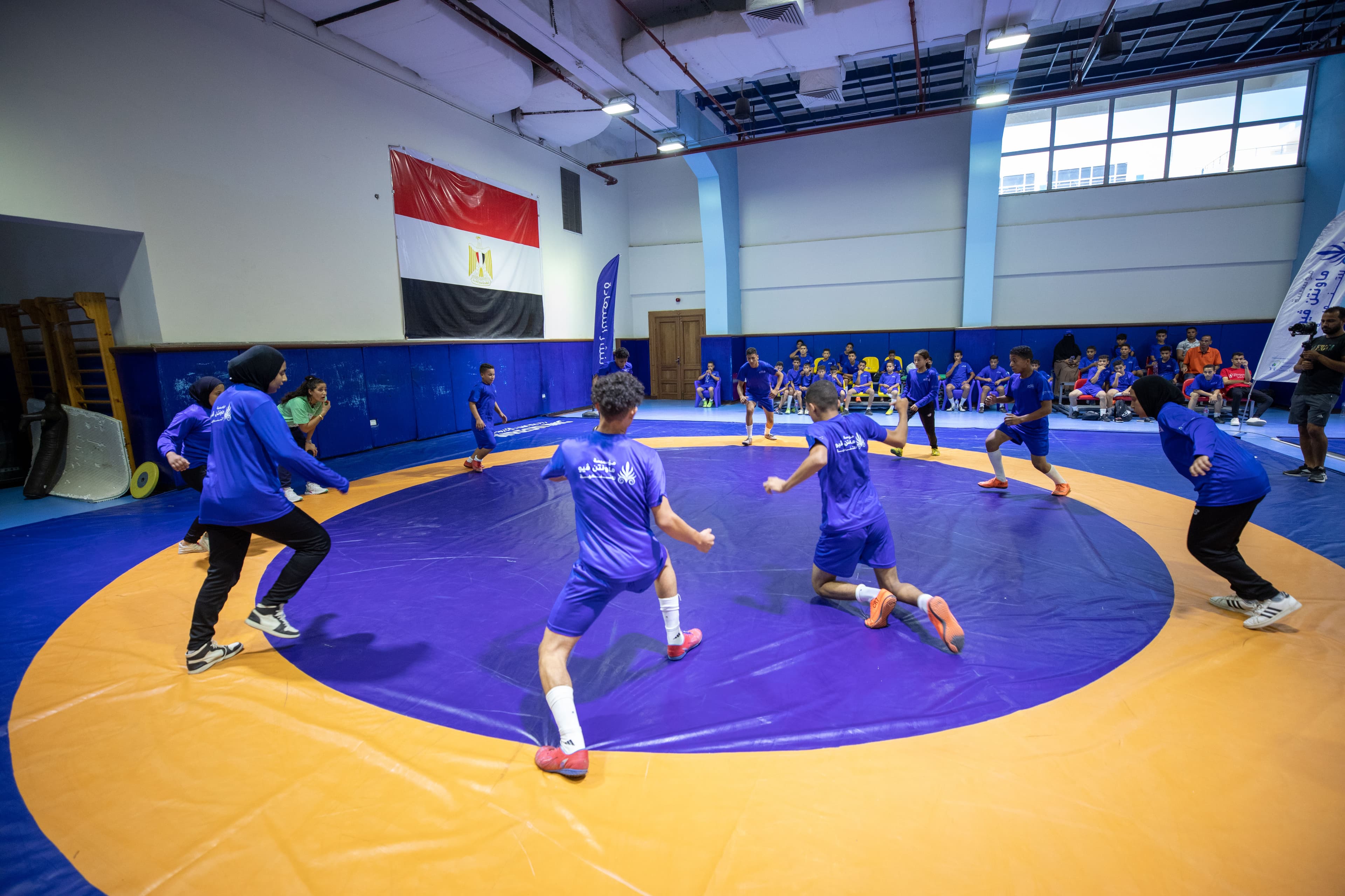 طلاب يشاركون في أنشطة المرحلة الثانية.